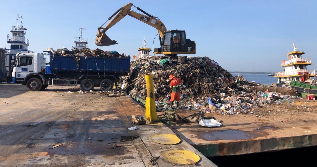 Prefeitura realiza oitava operação de transbordo de lixo retirado de rios e igarapés