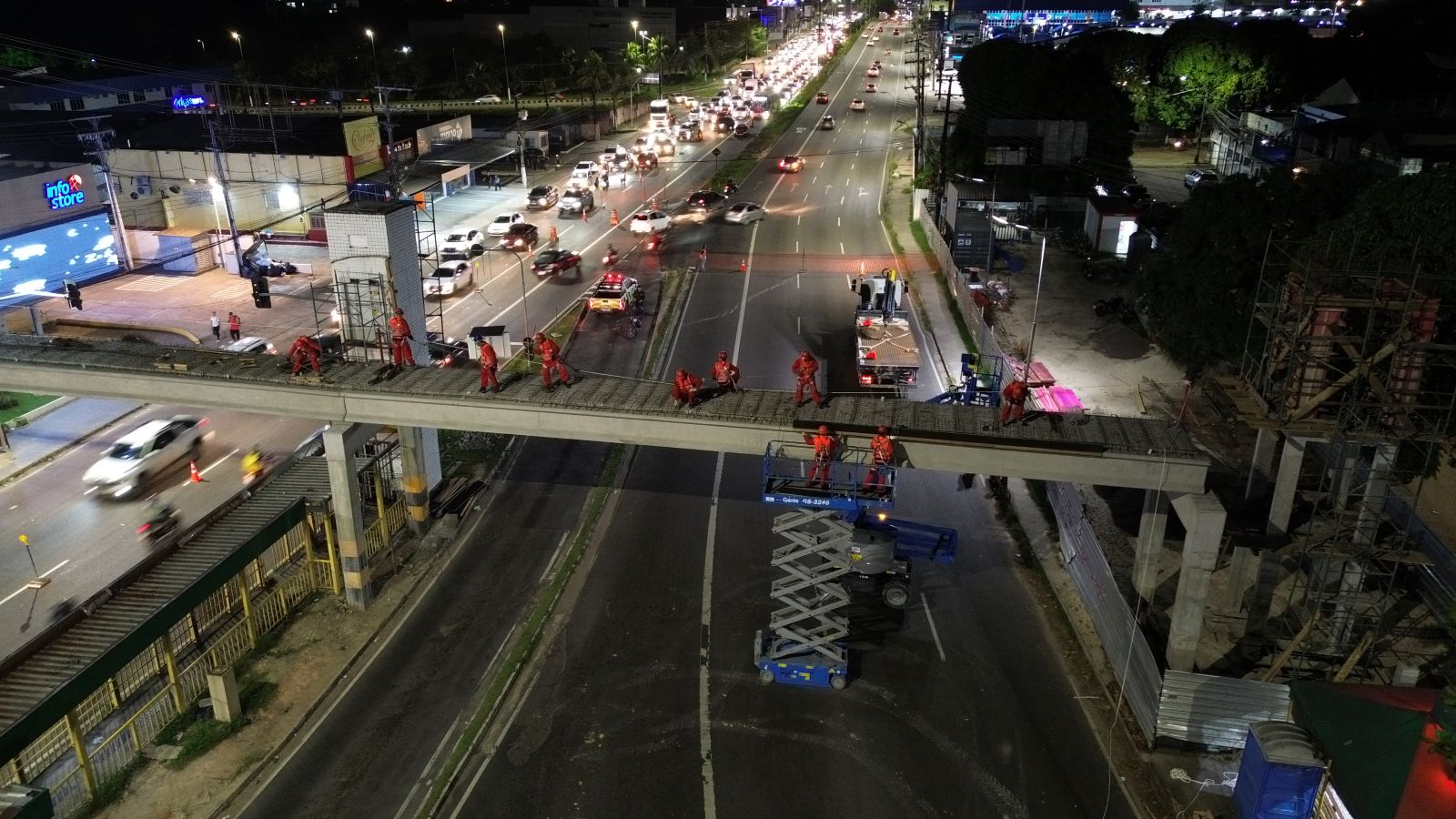 Prefeitura de Manaus realiza nova etapa de obras da passarela da Torquato Tapajós
