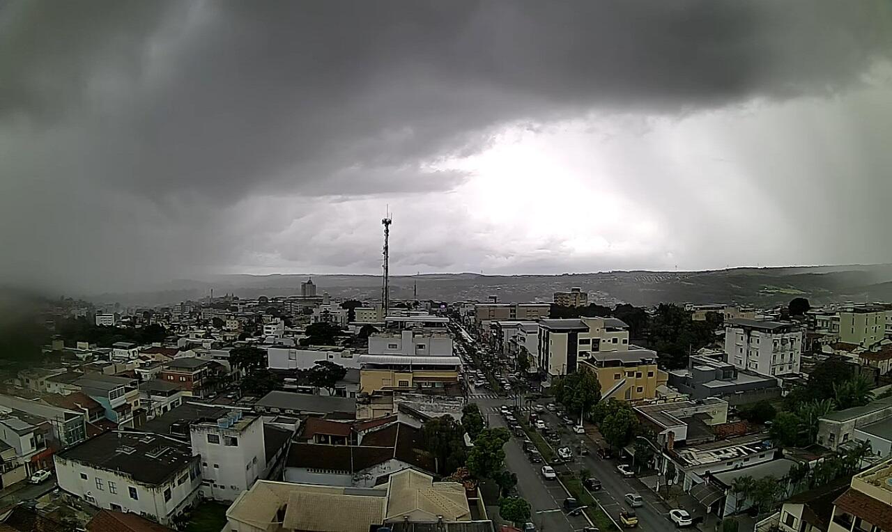 Manaus tem chuvas intensas, enquanto o resto do Brasil 'torra' de calor