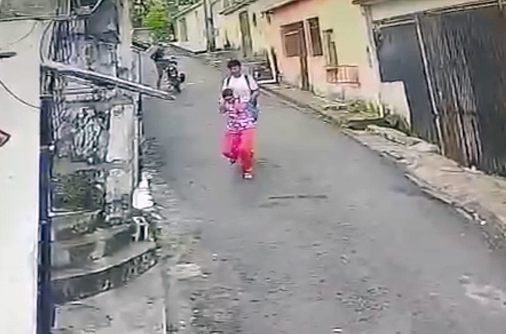 Vídeo: Mulheres se desesperam após assalto no Japiim, em Manaus