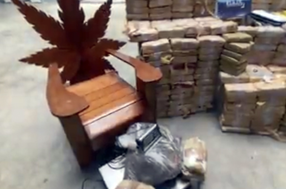 Vídeo: Bando é pego com R$ 8 milhões em drogas em Manaus e tinha até 'trono de maconha'
