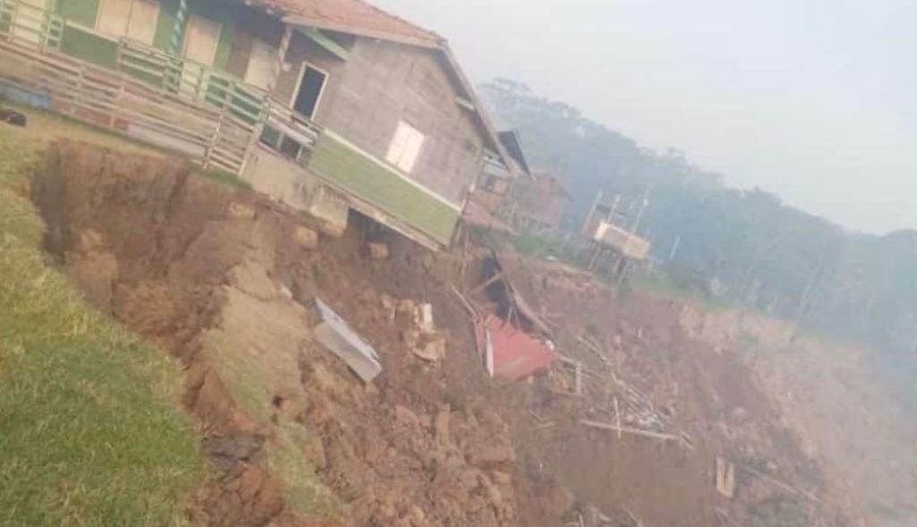 Vídeo: desbarrancamento arrasta escola no interior do AM
