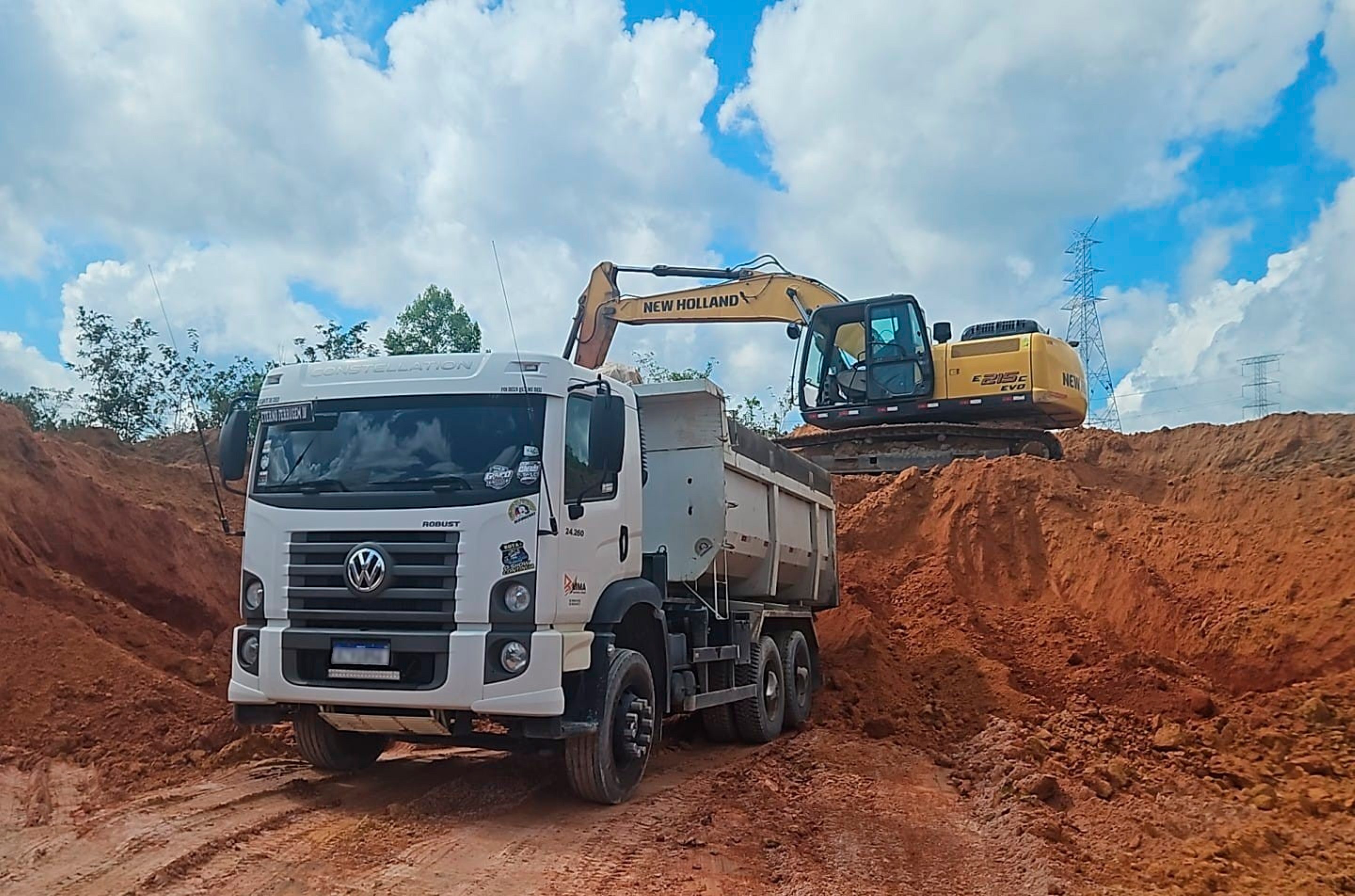 Ipaam aplica multas de R$ 1,5 milhão, embarga área e apreende máquinas em Manaus