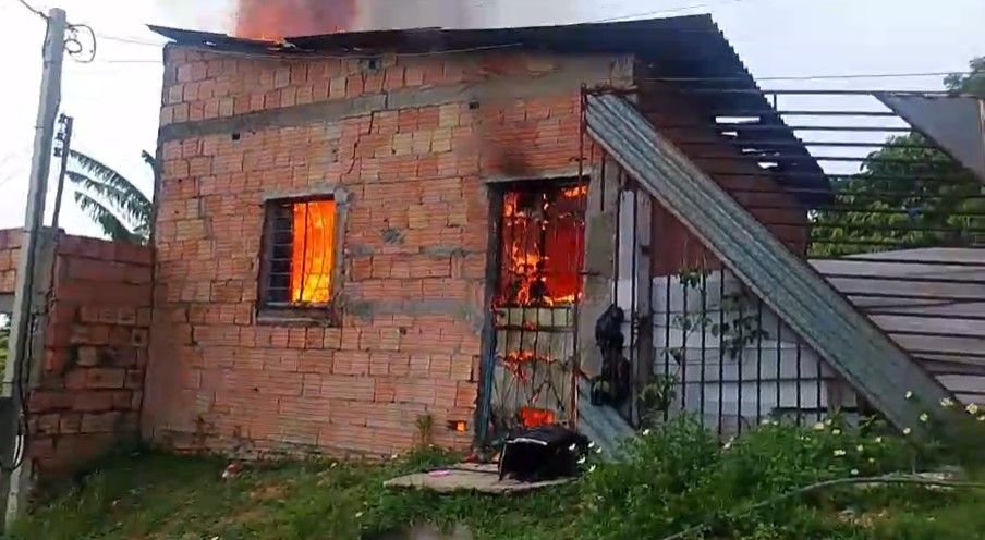 Vídeo: incêndio destrói residência no conjunto João Paulo