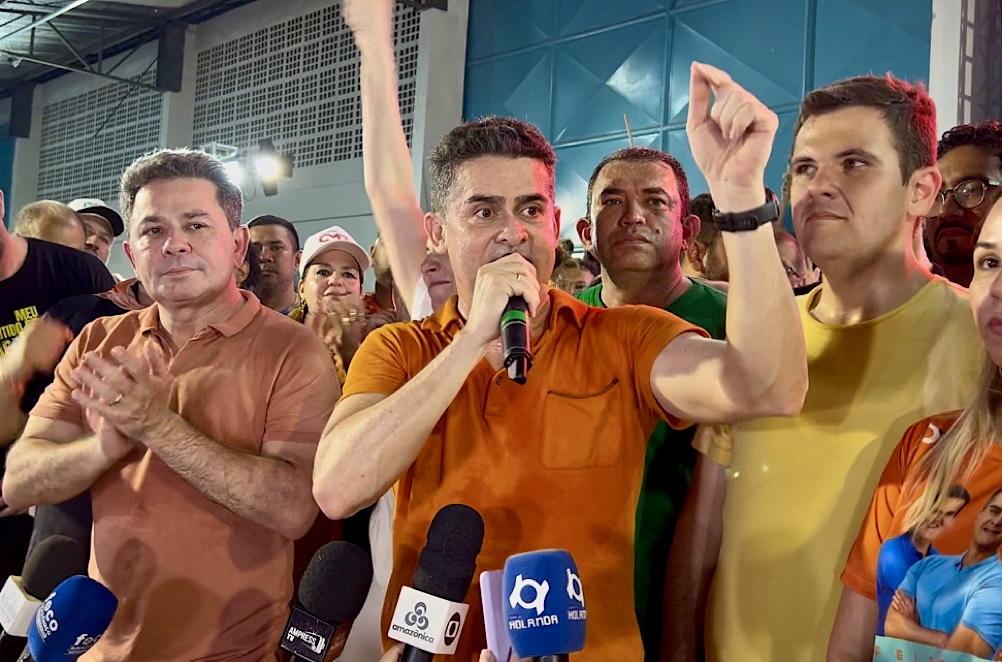 David Almeida faz discurso pacificador em festa da vitória