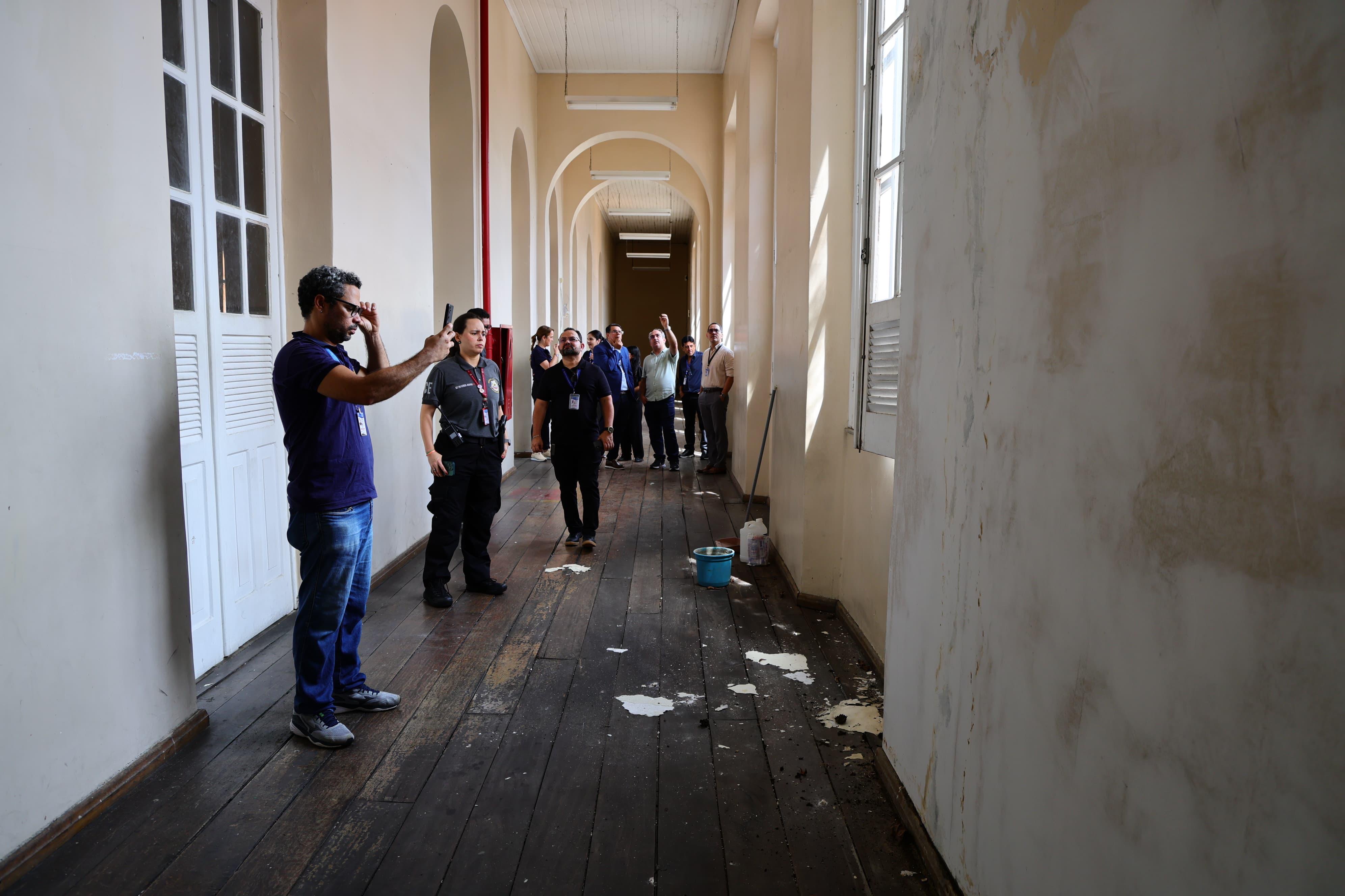 Blitz do TCE vistoria escolas históricas de Manaus