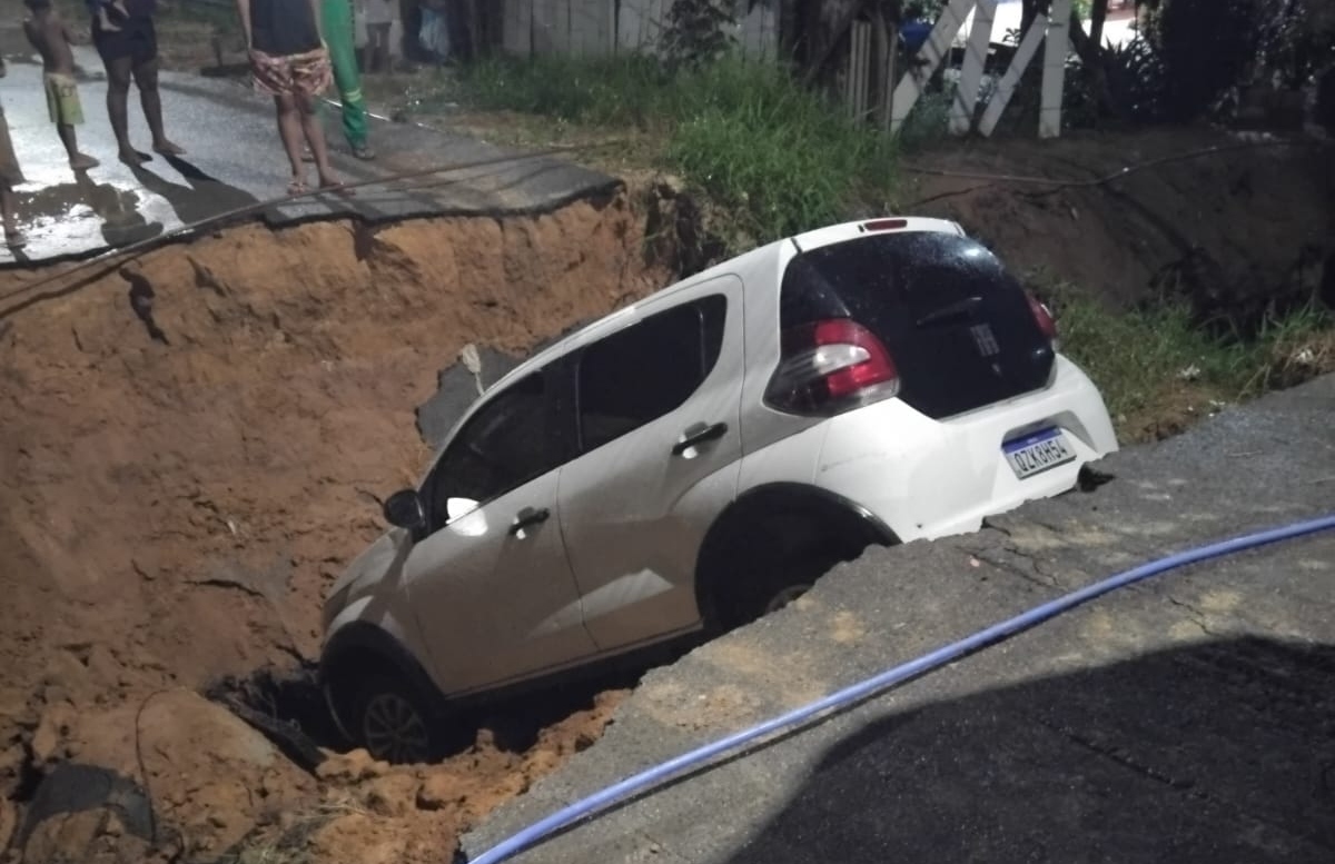 Vídeo: motorista de app fica ferida após carro cair em cratera no bairro Tarumã