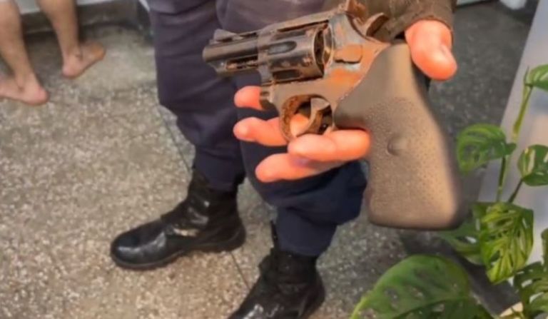 Dupla rouba carro, faz motorista de app refém e acaba presa em Manaus