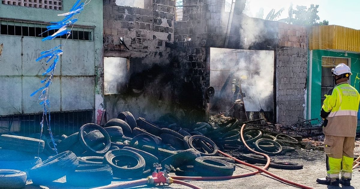 Vídeo: incêndio destrói borracharia no Parque das Nações