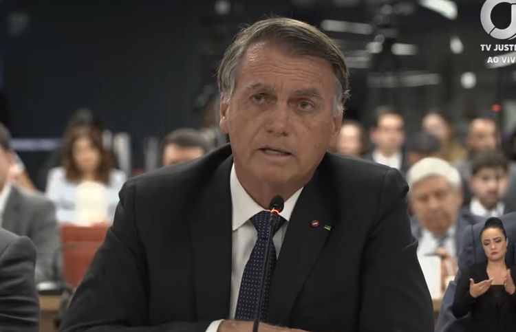 Bolsonaro nega ter incentivado 8 de Janeiro e chama apoiadores de ‘malucos’