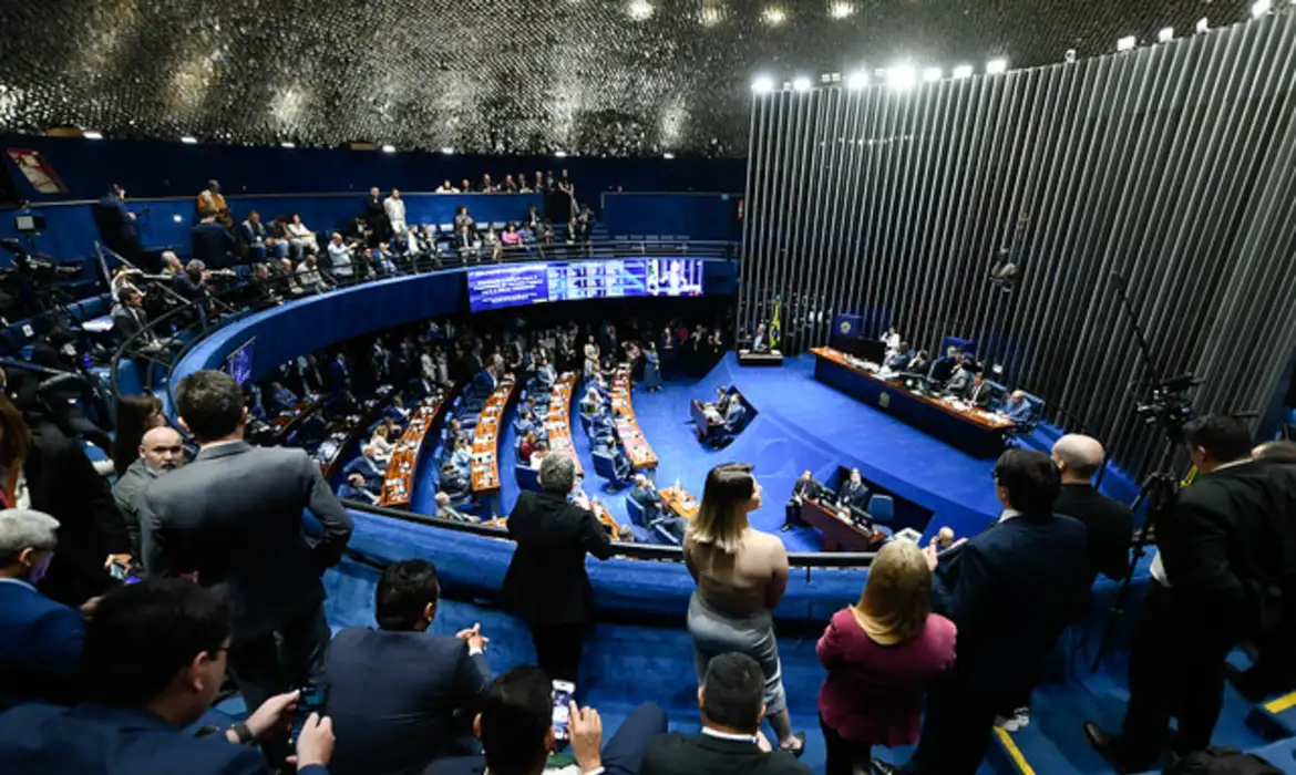 Senado vota PEC pelo fim da escala 6x1
