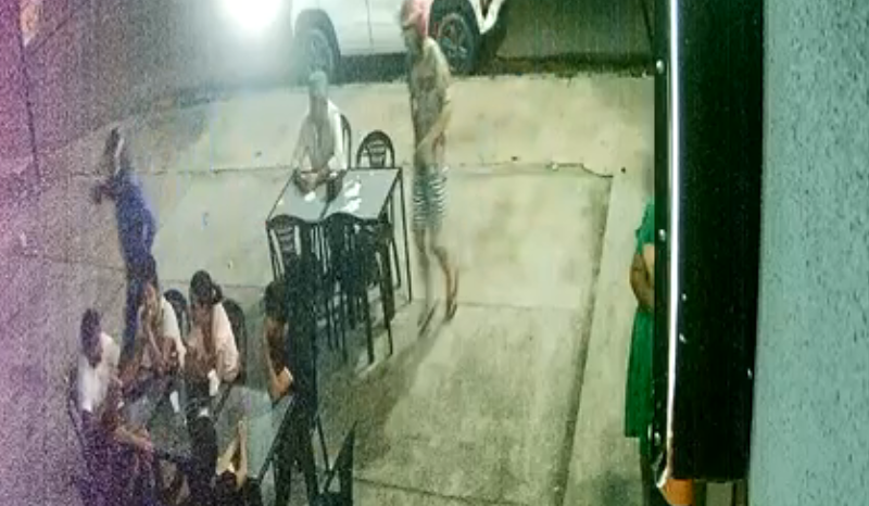 Vídeos: Dupla é presa após assalto a clientes de lanchonete no Jorge Teixeira