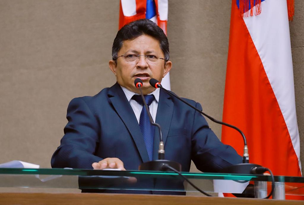 Moradores de Barreirinha ameaçam cortar cabo de telefonia do Baixo Solimões, alerta Sinésio Campos