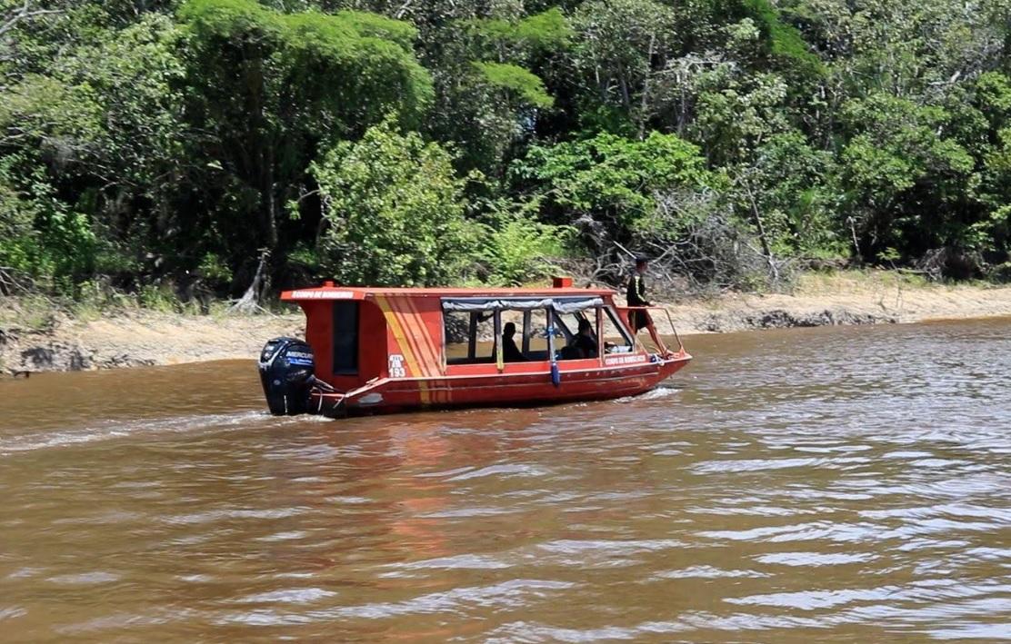 Buscas por desaparecidos após naufrágio no Encontro das Águas são retomadas