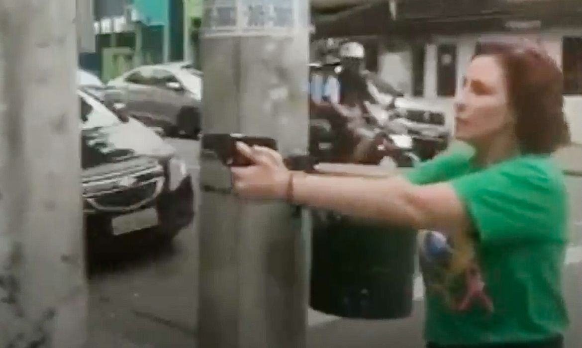 Justiça manda prender jornalista perseguido por Carla Zambelli