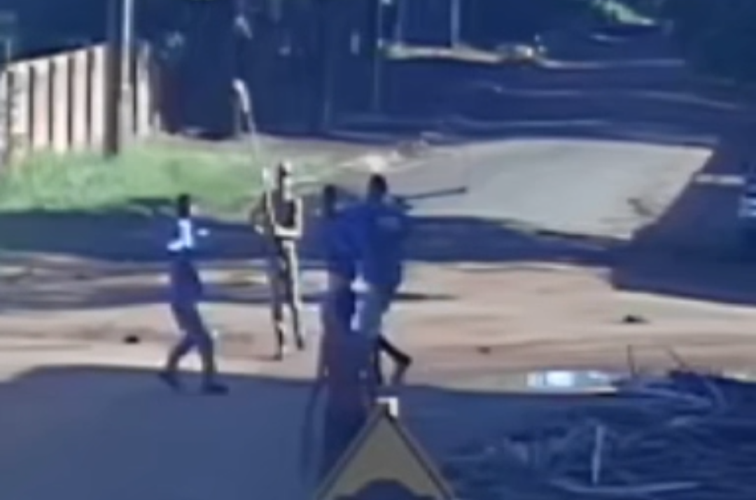 Vídeo: Câmera flagra briga de foice no meio da rua; veja