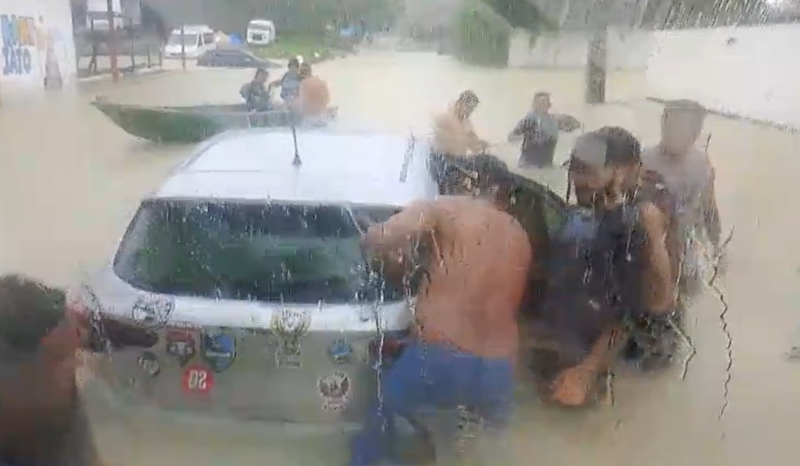 Vídeo mostra carro sendo resgatado em alagamento na Torquato Tapajós
