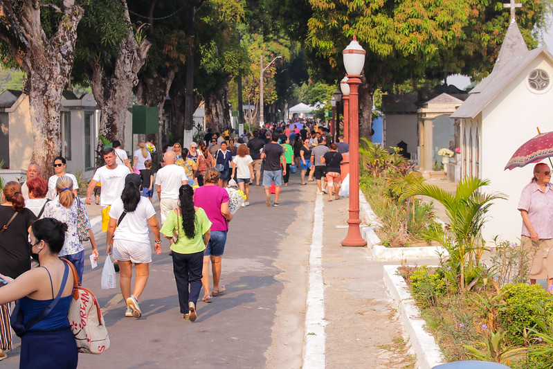 Cemitérios públicos de Manaus recebem visitantes no Dia de Finados
