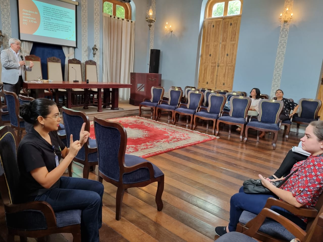 UEA divulga inscrições para 200 vagas no curso de Libras