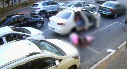 Vídeo: Bandidos matam motociclista no meio do trânsito