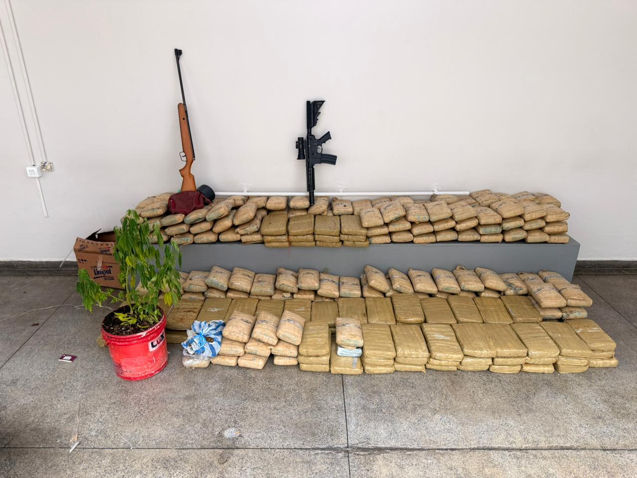 Vídeo: casal é preso com 300 kg de skunk avaliados em R$ 6 milhões no bairro Flores