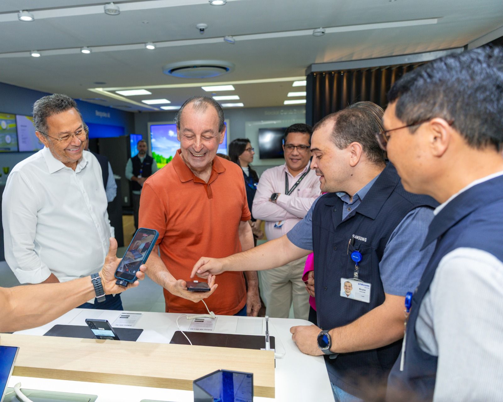 Omar Aziz destaca papel da ZFM na geração de empregos durante visita à Samsung