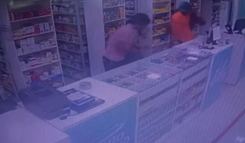 Vídeo: funcionário é esfaqueado durante assalto a drogaria em Manaus
