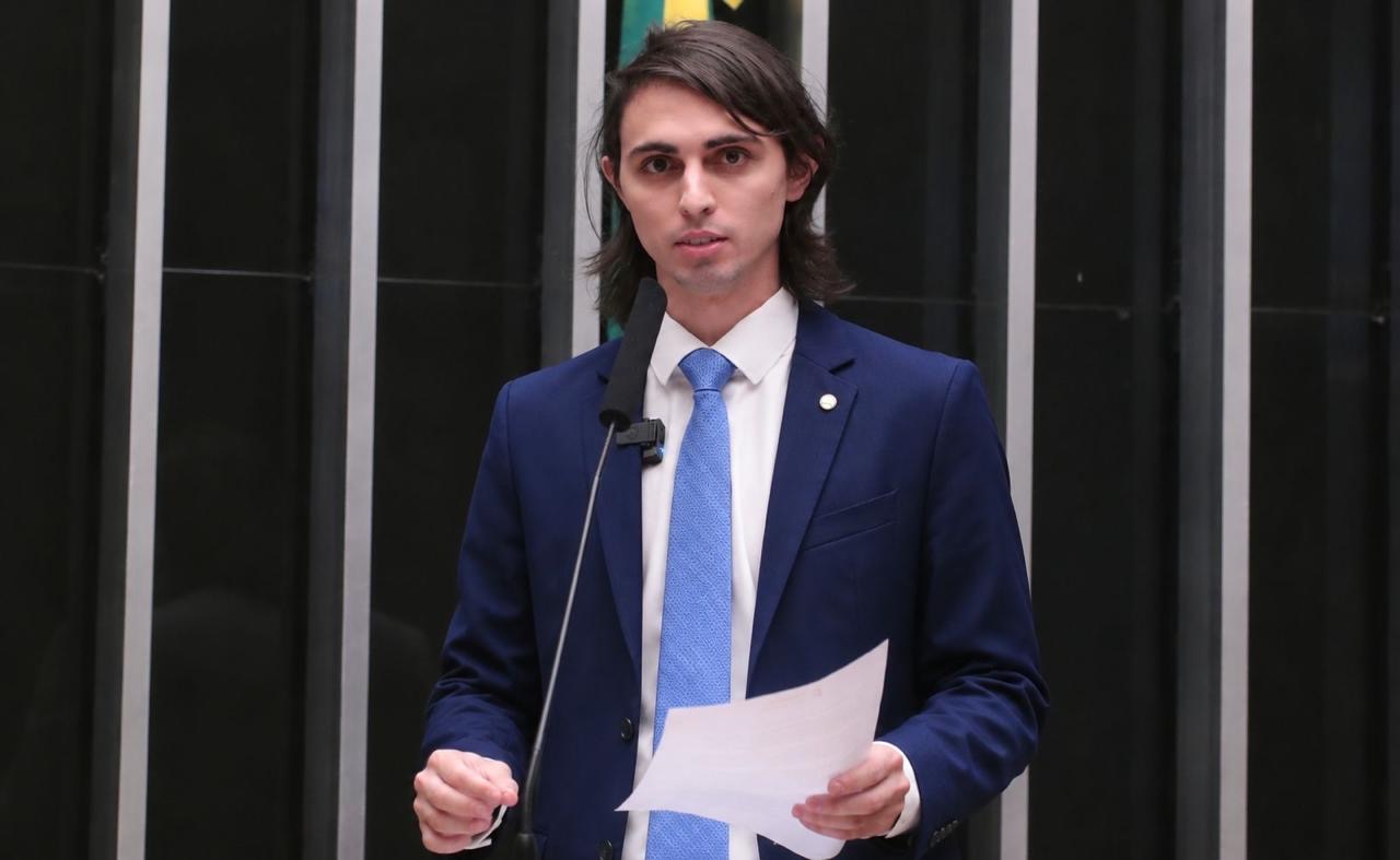 Amom cobra explicações sobre uso do dinheiro do Fundo Amazônia enquanto Manaus sofre com a fumaça