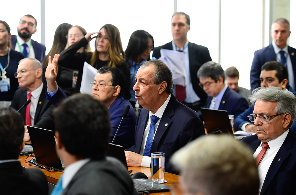 Omar mantém texto da Câmara e rejeita 12 emendas ao fim da escala 6x1