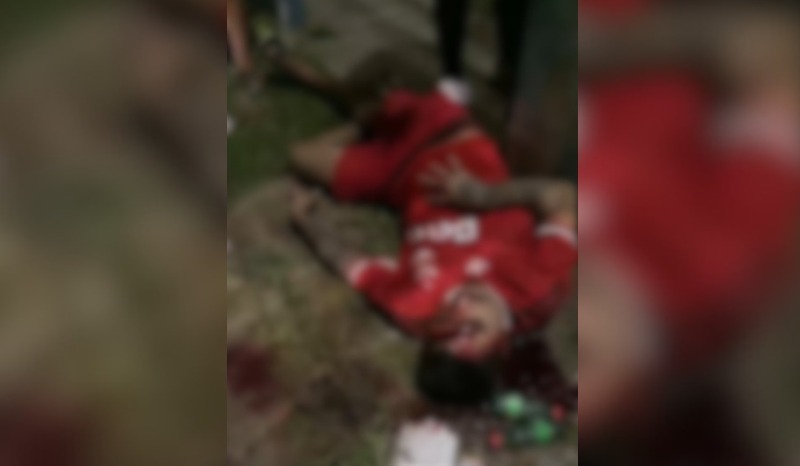 Vídeo: Homem é perseguido e morto a tiros em campo de futebol em Manaus