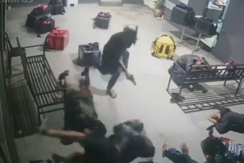 Vídeo mostra assalto a temakeria no bairro Flores