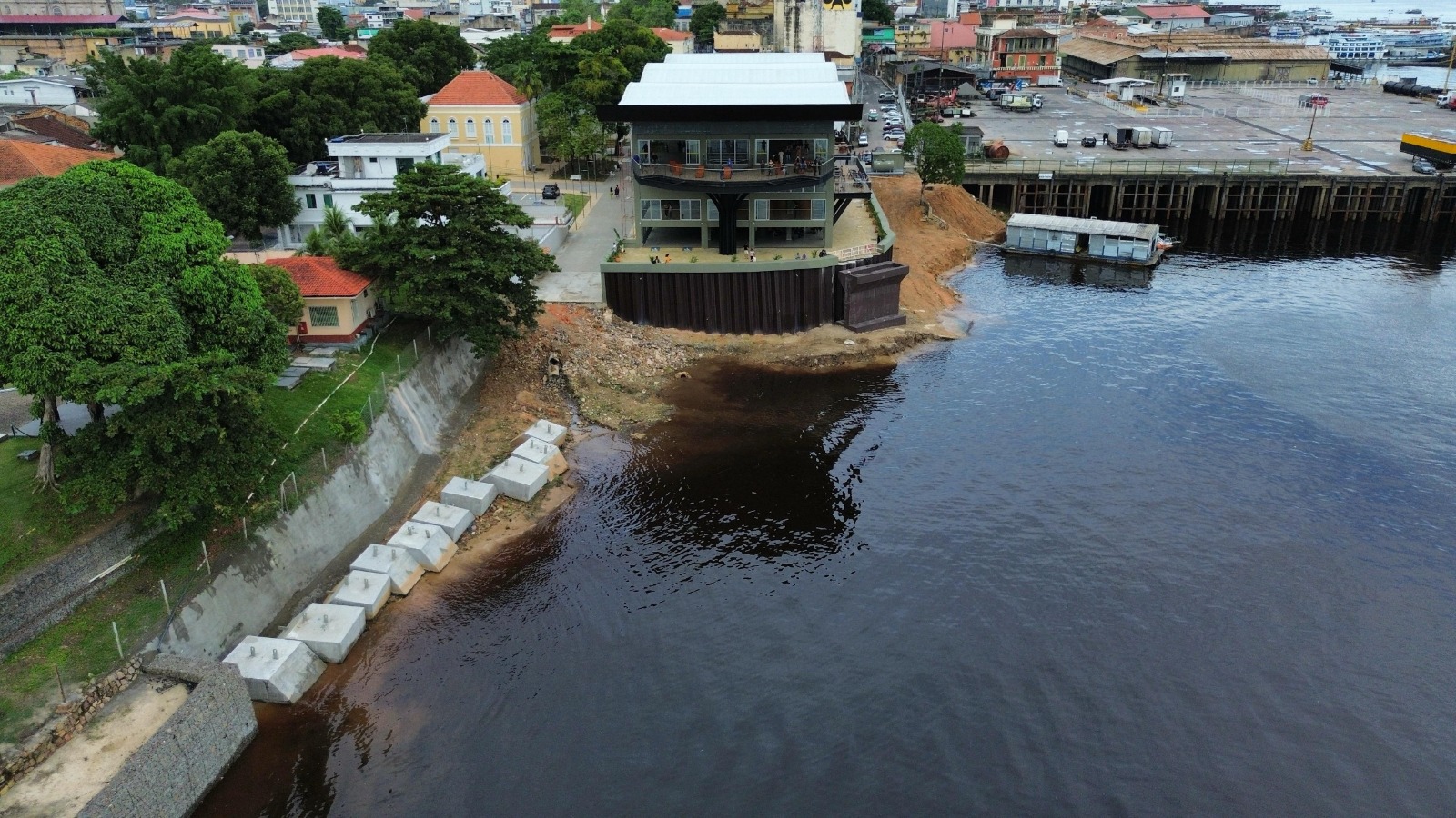 Píer para ancorar embarcações em novo mirante do Centro está em fase final de obra