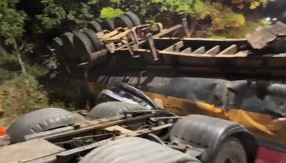 Carro é esmagado por carreta na estrada do Puraquequara