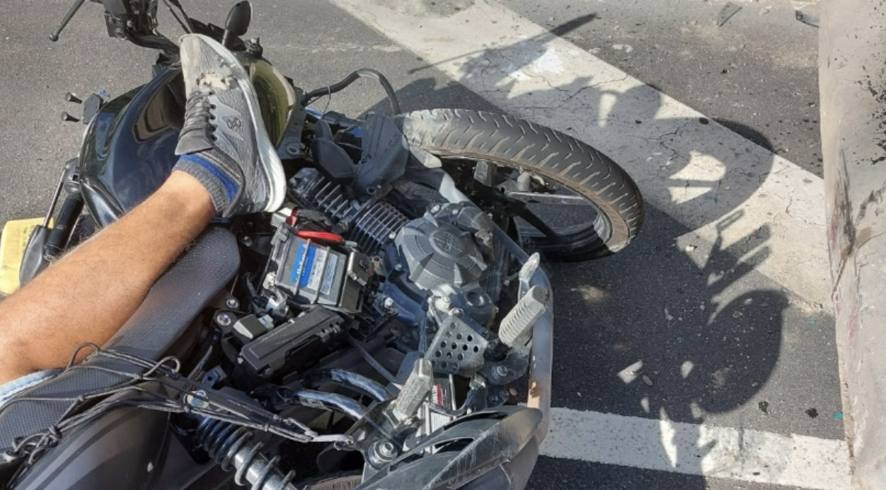 Vídeo forte: Motoqueiro bate na traseira de caminhão e morre em Manaus