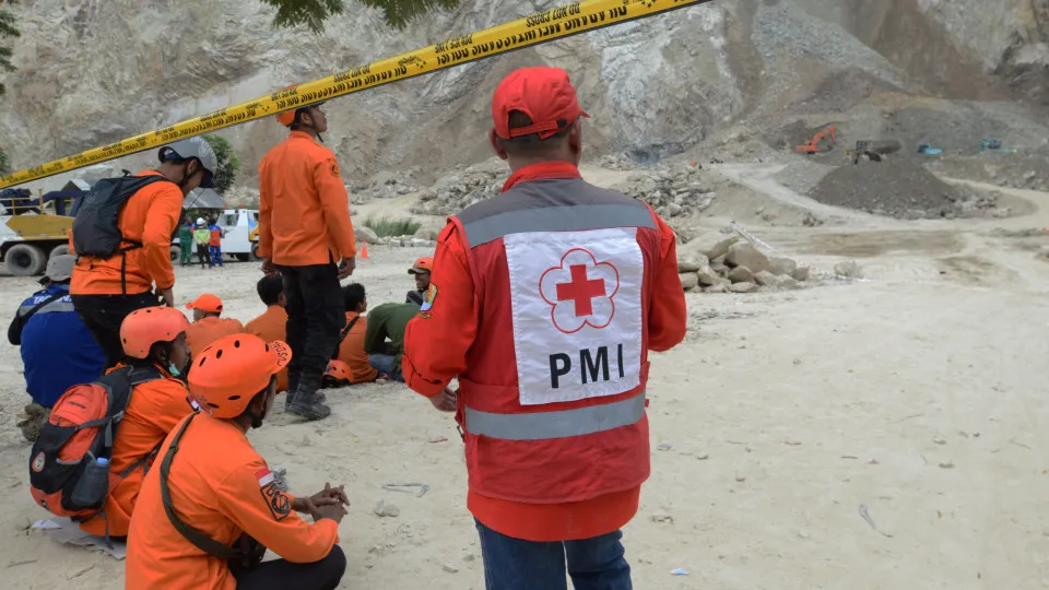 Vídeo: Corpo de brasileira é resgatado de vulcão na Indonésia