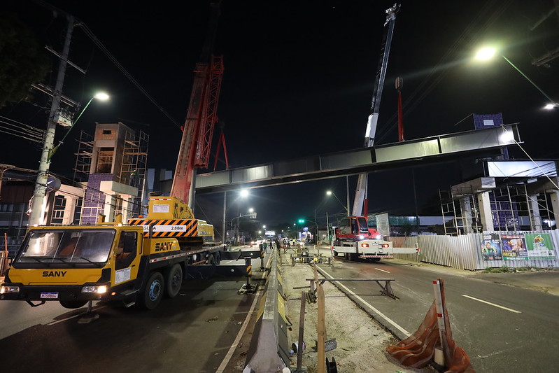 Prefeitura instala viga de sustentação de passarela na Av. Ephigênio Salles