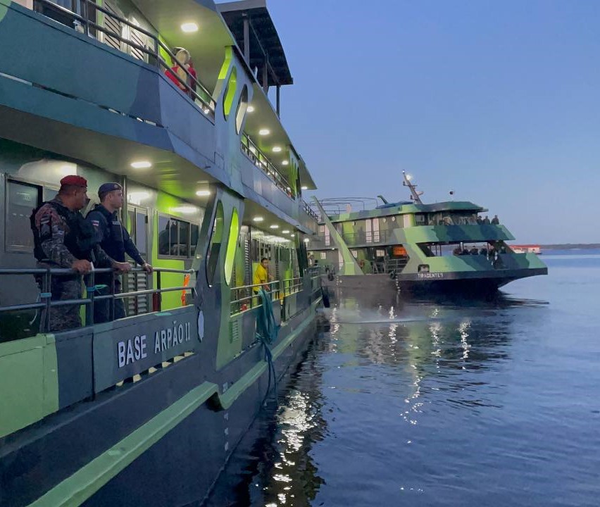 Policiais e bombeiros fazem parto em embarcação no interior do AM