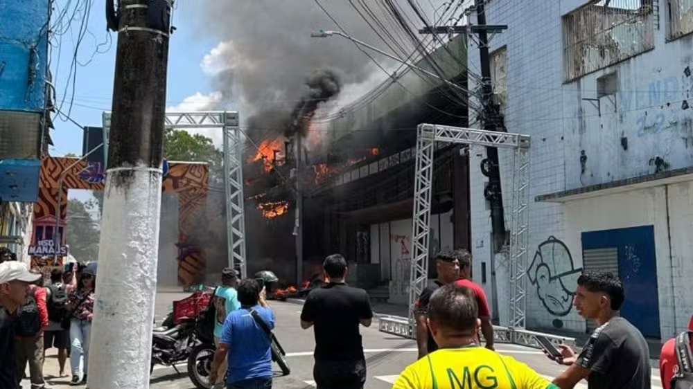 Vídeo: incêndio atinge prédio do antigo Basa, no Centro de Manaus