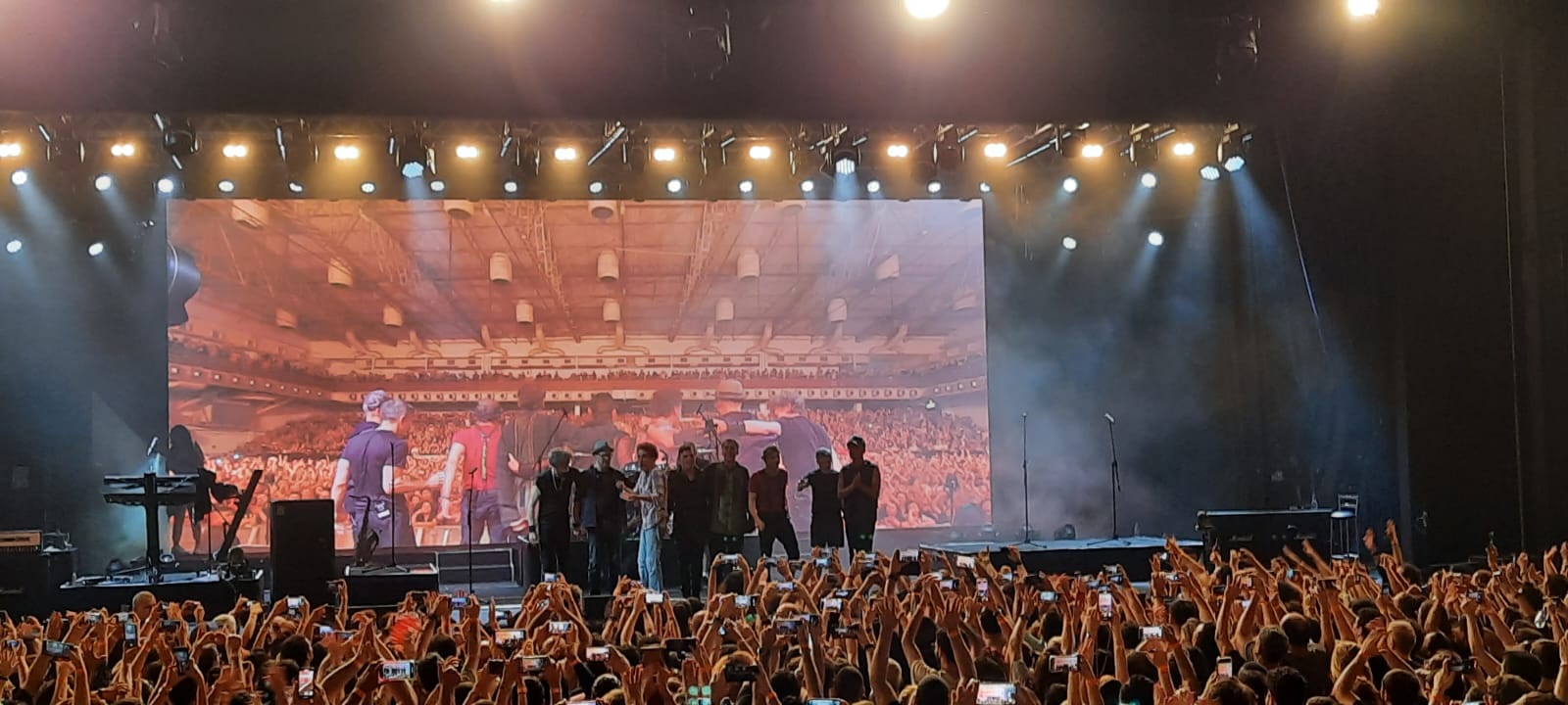 Show em Manaus traz Titãs em sua melhor forma: felizes e se divertindo no palco