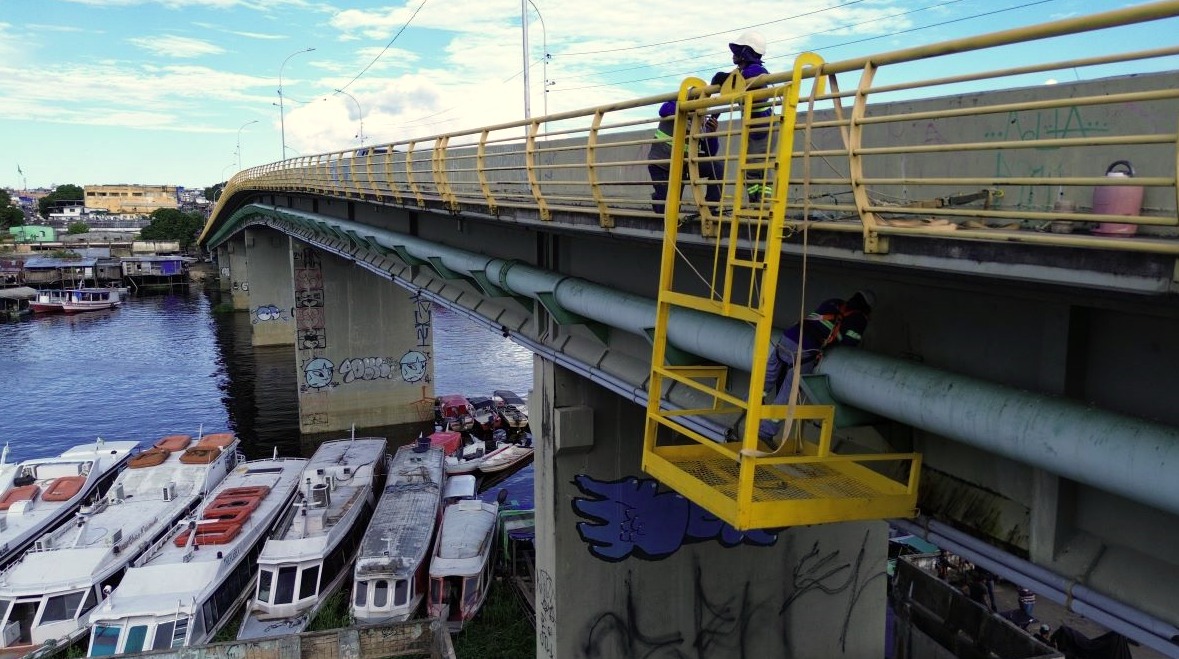 Águas de Manaus moderniza sistema de esgoto suspenso na Ponte do Educandos