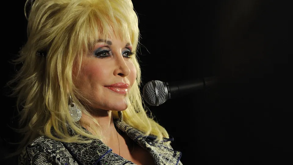 Lenda da música country, cantora Dolly Parton morre aos 80 anos