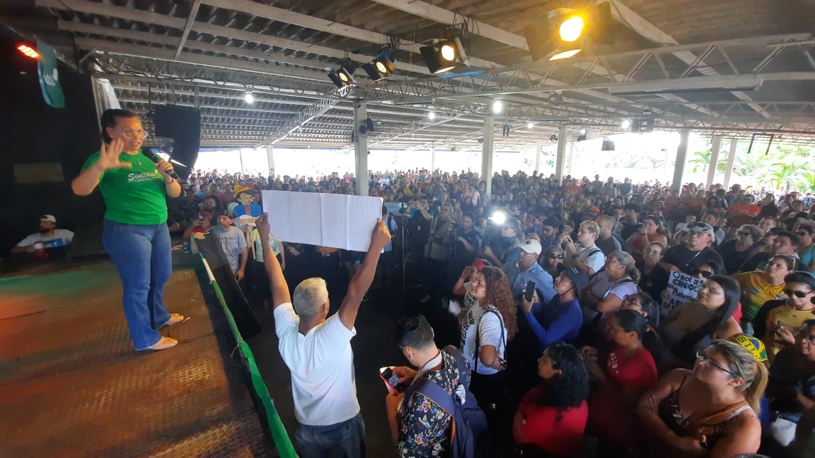 Governo do AM inicia processo para devolução de descontos dos servidores da educação