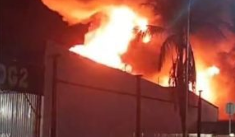 Vídeo: incêndio de grande proporção atinge fábrica da Ambev em Manaus