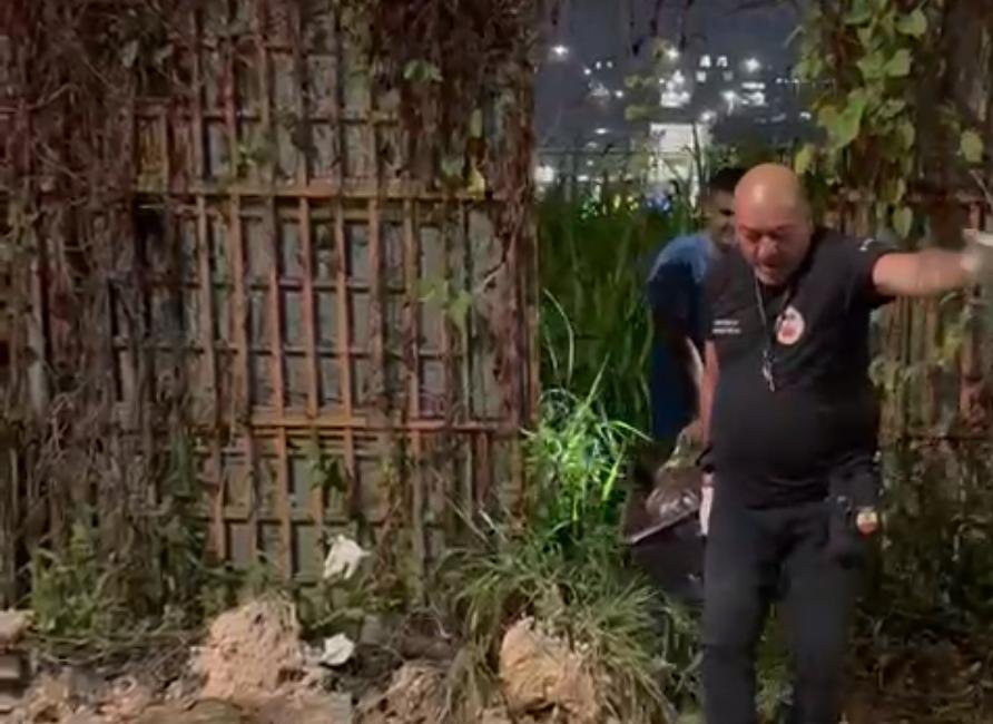 Vídeo: Homem é encontrado cercado por velas pretas e objetos no bairro Alfredo Nascimento