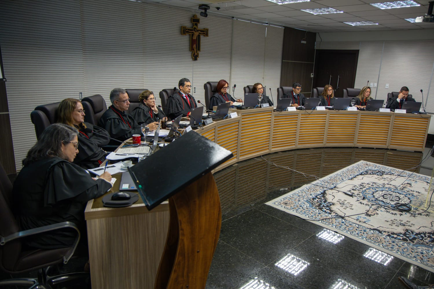 TRE-AM decide sobre IA, chapas ao Senado e registros de candidatos