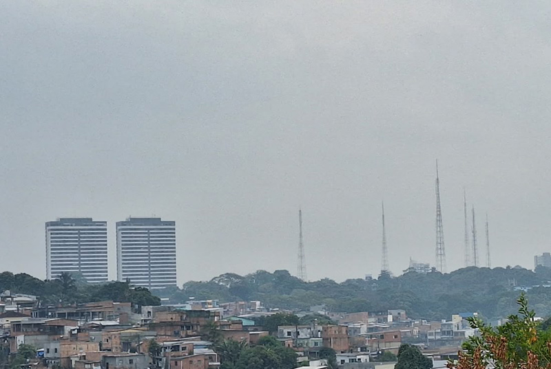 Mesmo com chuva, fumaça deixa qualidade do ar péssima em cidades do AM