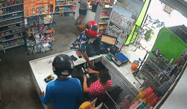 Vídeo: assaltantes invadem mercadinho em Manaus e levam celulares e dinheiro