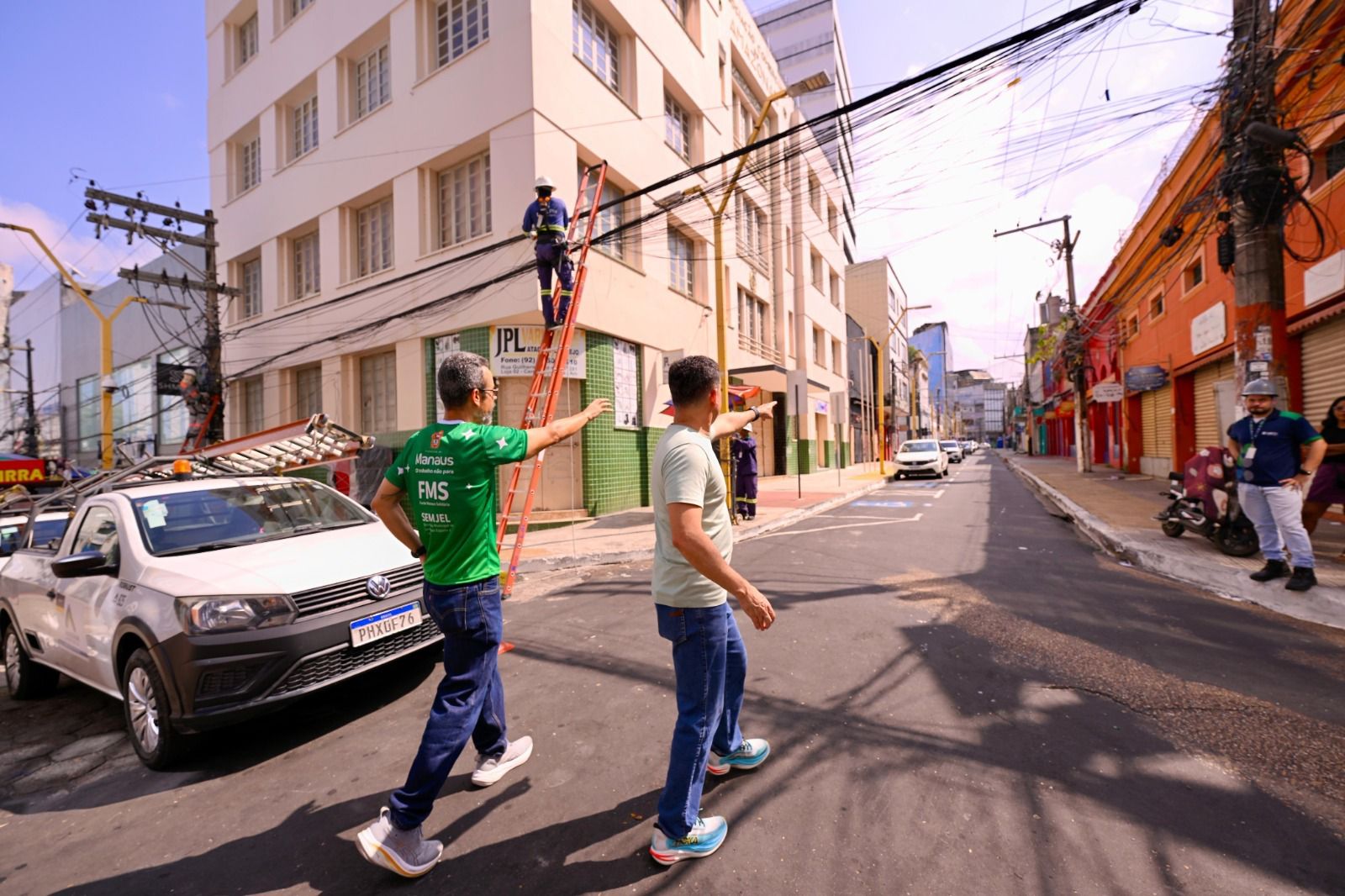 David Almeida fiscaliza ação de despoluição visual na Quintino Bocaiúva