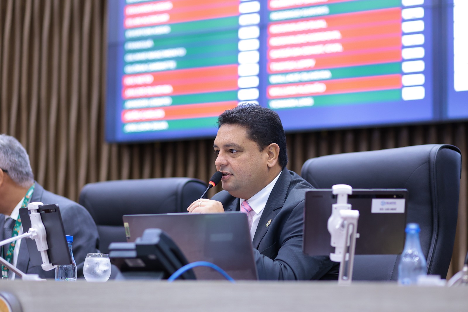 Caio André quer explicações sobre retornos na estrada da Ponta Negra