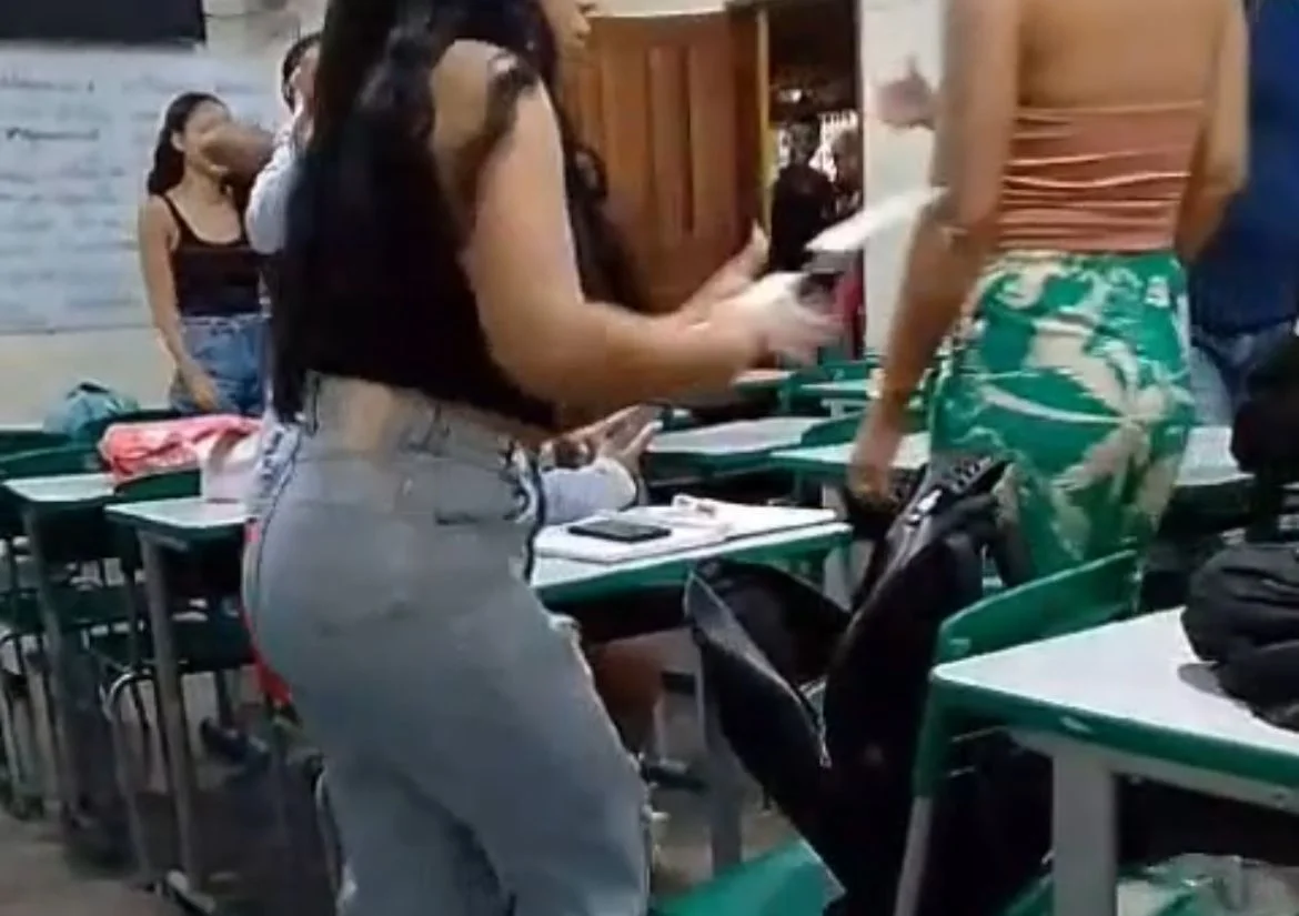 Vídeo: Aluna tira facão de mochila e ameaça matar colega de classe dentro de sala